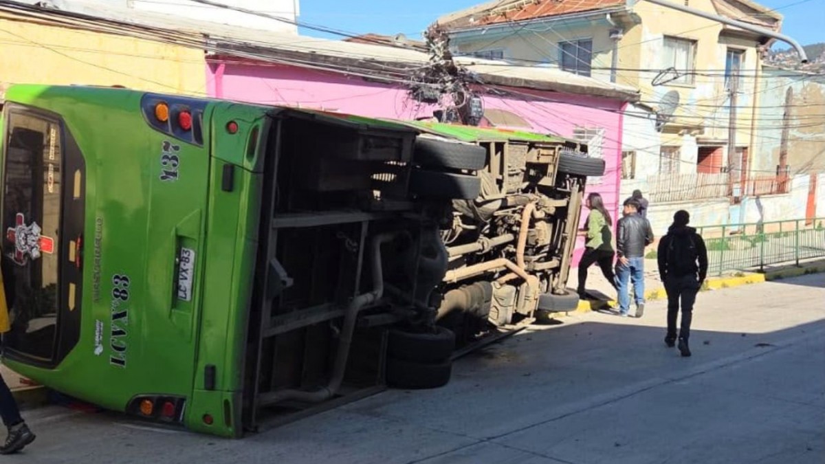 Microbús se vuelca en Valparaíso y termina chocando contra poste: Accidente dejó a 446 clientes sin luz