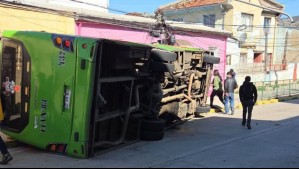 Microbús se vuelca en Valparaíso y termina chocando contra poste: Accidente dejó a 446 clientes sin luz