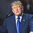 Donald Trump prometió entregar 5 mil dólares a cada adulto estadounidense si los republicanos mantienen el control del Congreso en las elecciones de noviembre. La propuesta genera dudas por su legalidad, costo e impacto económico.