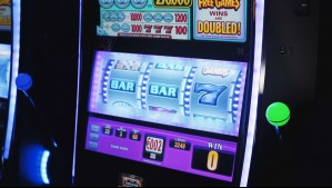 Tras la negativa a pagar histórico premio en tragamonedas: Clienta demanda por más de $4.600 millones al Casino de Viña del Mar