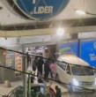 Durante la noche del viernes, un grupo de delincuentes protagonizó un violento turbazo al interior de un supermercado ubicado en la comuna de Maipú. Delincuentes sustrajeron carne, bebidas alcohólicas y más de $13 millones en efectivo.