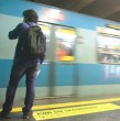 Metro de Santiago informó, a través de sus redes sociales, que cuatro estaciones de la línea 1 están sin servicio de trenes por \\\'emergencia médica\\\'. ¡Conoce detalles!
