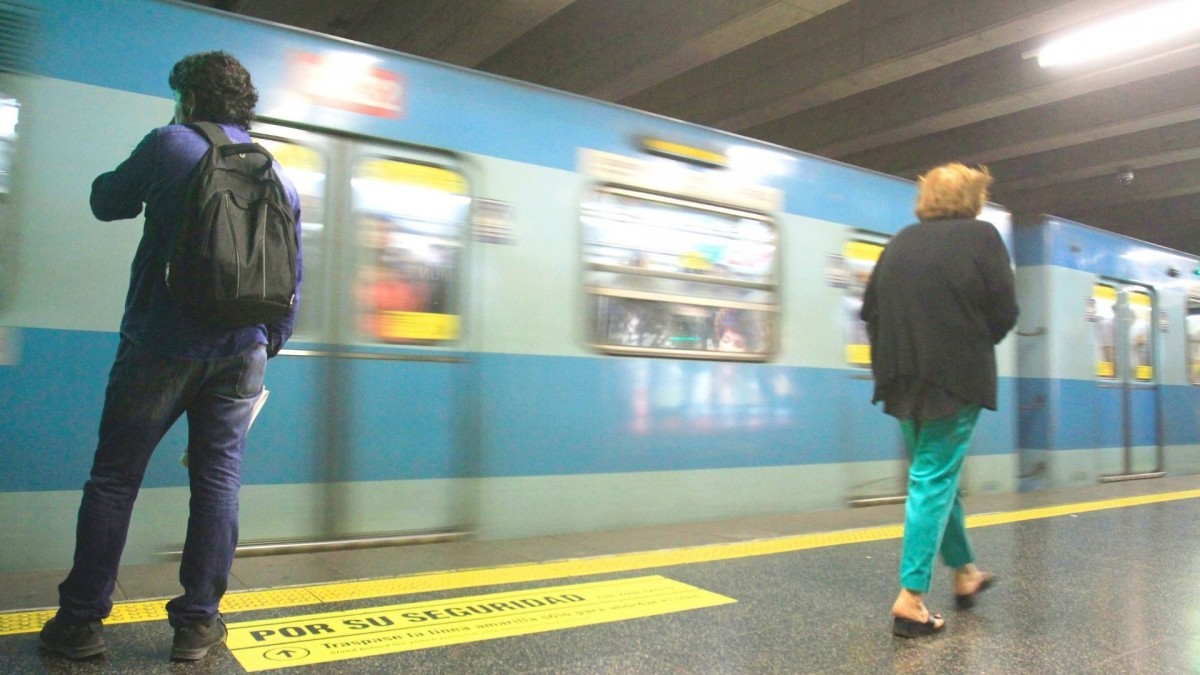 Metro de Santiago informa que cuatro estaciones de la línea 1 están sin servicio de trenes por "emergencia médica"