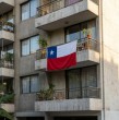 En septiembre, la bandera chilena se convierte en uno de los principales símbolos de las Fiestas Patrias. Sin embargo, junto con su uso, también surge una duda entre quienes viven en departamentos: ¿es obligatorio instalarla en el balcón o ventana?