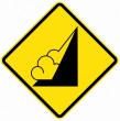 La señal PE-10 advierte al conductor sobre la proximidad de un sector con riesgo de deslizamiento de nieve o masa nívea hacia la vía. Se instala en rutas cordilleranas y de alta montaña. Revisa qué significa y cómo actuar frente a ella.