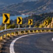 ¿Sabes qué indica la cantidad de flechas amarillas en una curva? El manual técnico de tránsito fija una diferencia de velocidad clave para tu seguridad al volante. Revisa el detalle técnico y la norma oficial.