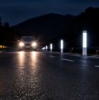 Descubre por qué los reflectantes de las autopistas cambian de color según el costado de la calzada y la razón óptica por la que la izquierda brilla un 50% más. Conoce todos los detalles de la norma vial.