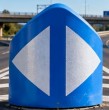 Conoce qué función cumple el hito de vértice azul ubicado en las bifurcaciones de autopistas, por qué cambia de tamaño según la velocidad y qué advertencia entrega. Revisa el detalle técnico y la normativa.