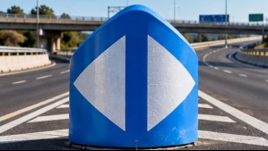Oficial | Qué es el gran tambor azul con flechas de las autopistas y qué función cumple al tomar una salida