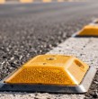 El manual oficial de señalización prohíbe usar tachones como reductores de velocidad transversales. Revisa los peligros mecánicos para tu auto y las velocidades máximas permitidas. Conoce los detalles de la ley.