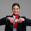 Convertirse en tripulante auxiliar de cabina en Chile requiere invertir entre $1.640.000 y $3.775.000 aproximadamente. Revisa el desglose completo por concepto: curso CIAC, exámenes DGAC, evaluación médica y emisión de licencia.