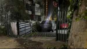 Tres detenidos tras tour delictual en Providencia: terminaron chocando vehículo contra portón
