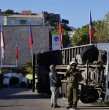 Un accidente de tránsito se registró durante la mañana de este lunes en la avenida Argentina, en Valparaíso, luego de que un camión volcara y terminara sobre otro vehículo que circulaba por el sector.