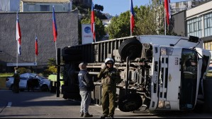Camión vuelca en avenida Argentina y aplasta a vehículo menor en Valparaíso