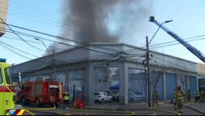 Gran incendio en pleno centro de Santiago: Densa columna de humo es vista desde diversos sectores