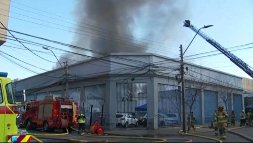 Gran incendio en pleno centro de Santiago: Densa columna de humo es vista desde diversos sectores