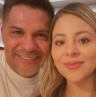 Una historia de amor que comenzó en un ascensor y terminó con una propuesta de matrimonio en las dunas de Concón acaba de dar un nuevo paso: Reinaldo Choro Navia se casó por el civil con la nutrióloga mexicana Stephania Valadez.