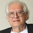 El reconocido cineasta chileno Patricio Guzmán, autor de importantes obras como La Batalla de Chile y El Botón de Nácar, murió este martes a los 85 años en Francia.
