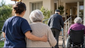 Uso de Hospitales desocupados y más fiscalizaciones: Gobierno anuncia plan para reforzar residencias de adultos mayores