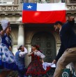 Cientos de personas participaron en un masivo esquinazo ciudadano en el Paseo Ahumada, donde el Orfeón de Carabineros y Bafochi llenaron de música y baile el centro de Santiago por Fiestas Patrias.