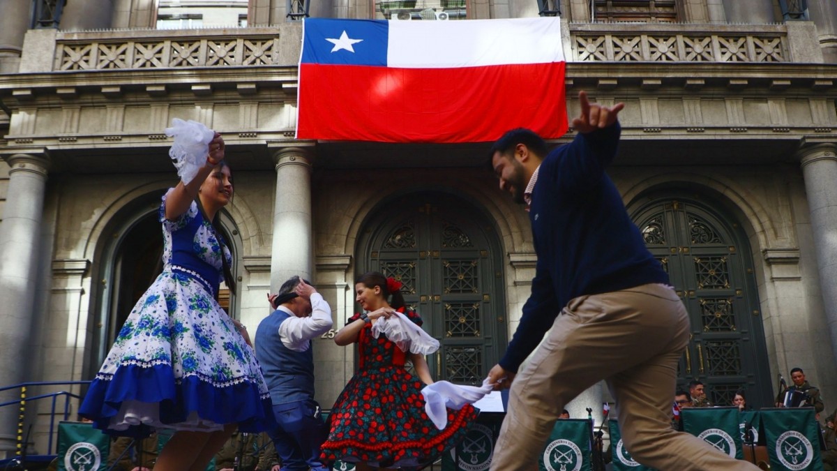 Masivo esquinazo: Cientos de personas bailaron cueca en el Paseo Ahumada por el inicio de Fiestas Patrias