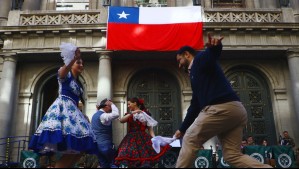 Masivo esquinazo: Cientos de personas bailaron cueca en el Paseo Ahumada por el inicio de Fiestas Patrias