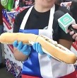 Un choripán de medio metro se ofrece en las celebraciones de Fiestas Patrias en Concepción. Cuesta $10 mil y, según su vendedora, puede ser compartido por hasta cinco personas.