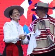 El Presidente José Antonio Kast bailó tres pies de cueca junto a María Pía Adriasola y otras autoridades durante su primera inauguración de las fondas del Parque O\\\'Higgins.