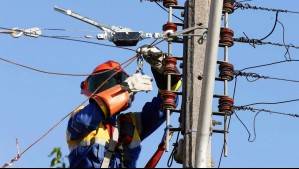 Cortes de luz afectarán a dos comunas de la RM este jueves: Revisa los horarios