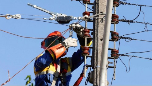 Cortes de luz afectarán a dos comunas de la RM este jueves: Revisa los horarios