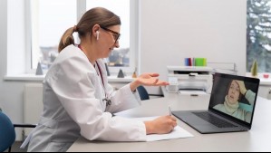 Le diagnosticaron estrés por WhatsApp y terminó pagando más de $100 mil: Así opera la estafa de las licencias médicas falsas