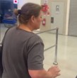 El cantante urbano puertorriqueño registró parte del intercambio con una mujer, quien le habría exigido abandonar el país debido a su nacionalidad. Posteriormente, compartió el video en redes sociales con una irónica respuesta.