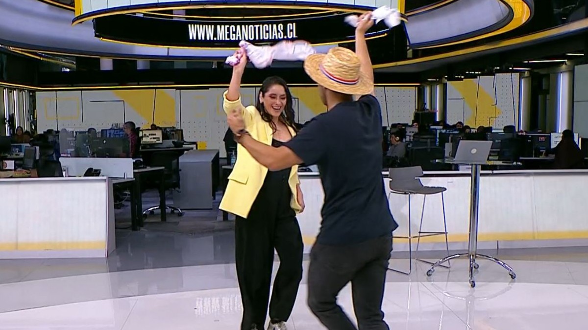 Conductora de Meganoticias abrió el noticiero con un inesperado pie de cueca