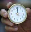 Un proyecto busca terminar con los cambios de hora y establecer horarios fijos según la zona de Chile. ¿Qué huso horario tendría cada territorio y en qué etapa está la iniciativa?