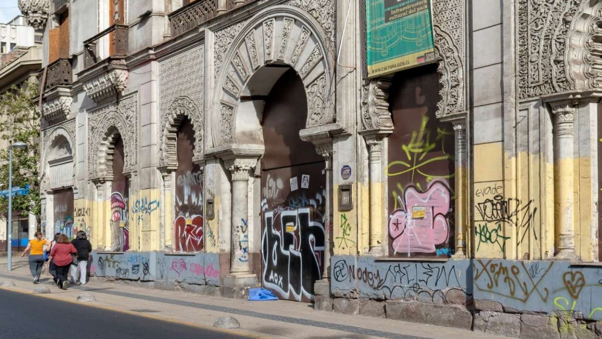 Tras rayados y grafitis: Anuncian restauración de fachada de histórico edificio de Santiago