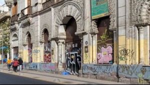 Tras rayados y grafitis: Anuncian restauración de fachada de histórico edificio de Santiago
