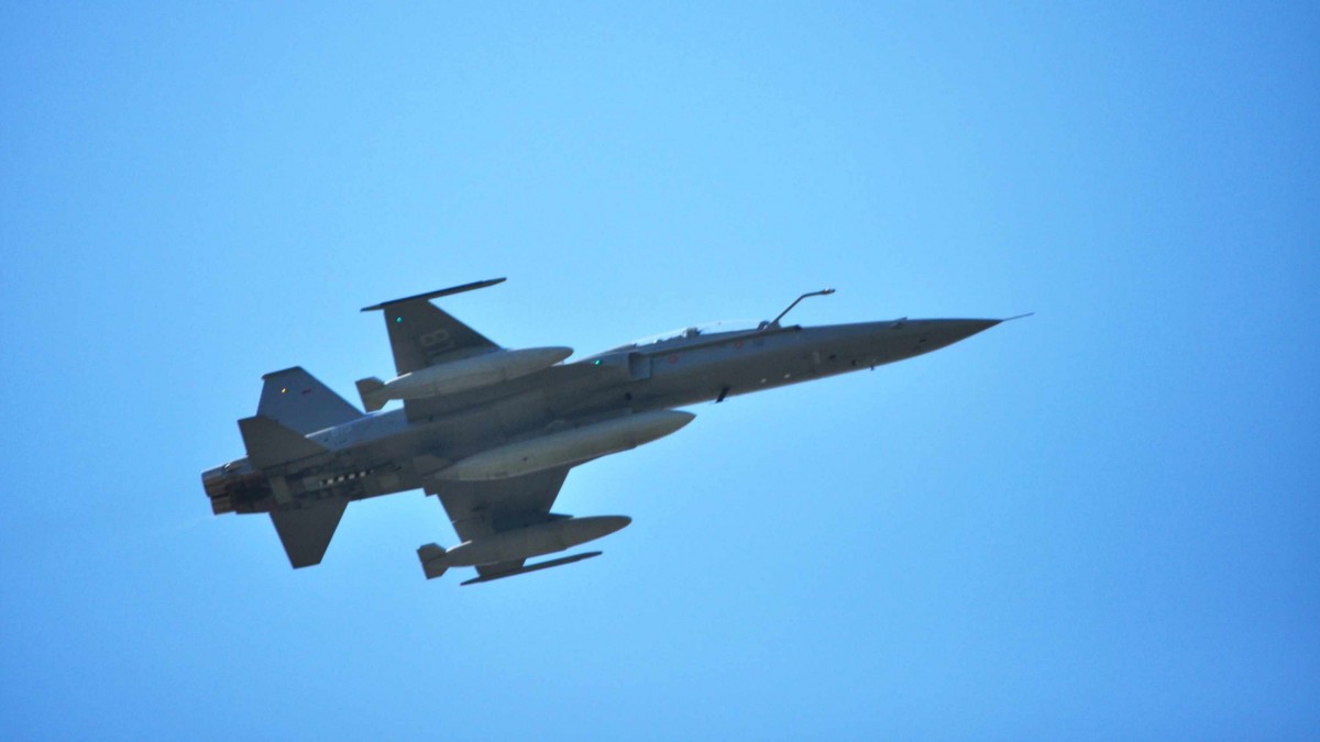 ¿Cuánto demoraría en viajar un F-16 desde Santiago a Magallanes?