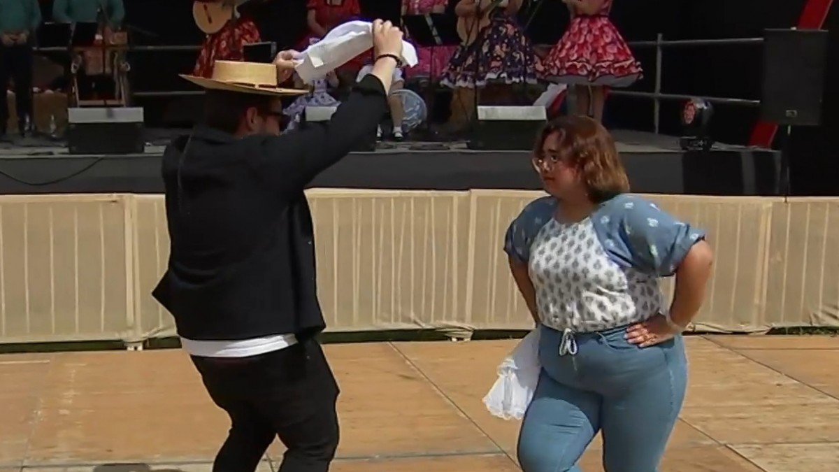 Periodista de Meganoticias se lució bailando cueca en pleno noticiero: Sacó aplausos de Rodrigo Sepúlveda