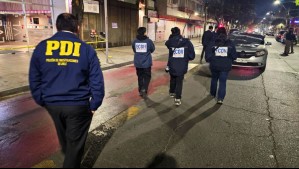Hombre murió baleado a bordo de su auto en el centro de Santiago: Víctima recibió al menos dos disparos
