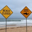 Un hombre murió este viernes tras ser atacado por un tiburón mientras nadaba frente a una popular playa cercana a Perth, en el estado de Australia Occidental, informaron las autoridades.