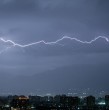 La mañana de este viernes, la Dirección Meteorológica de Chile (DMC) actualizó su aviso de probables tormentas eléctricas para sectores de cuatro regiones del país, incluida la Región Metropolitana. ¡Detalles!