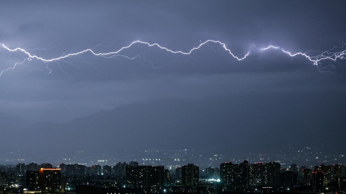 Incluida la Región Metropolitana: Meteorología actualiza aviso de tormentas eléctricas en sectores de cuatro regiones del país