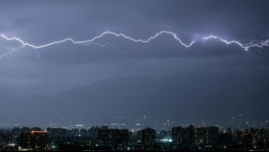 Incluida la Región Metropolitana: Meteorología actualiza aviso de tormentas eléctricas en sectores de cuatro regiones del país