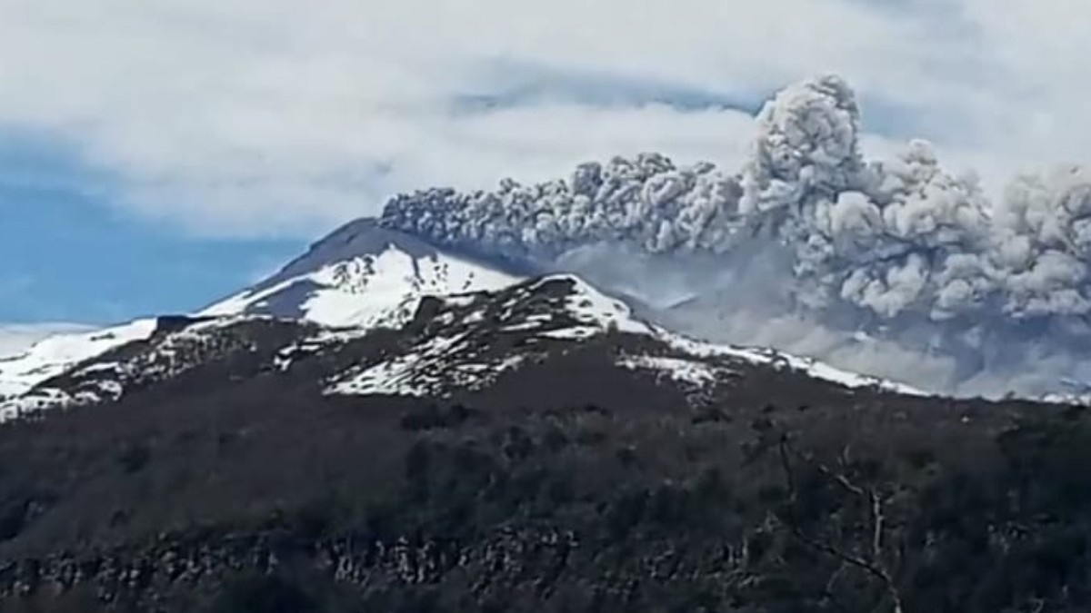 Sernageomin explica pulso eruptivo en el Complejo Volcánico Nevados de Chillán: "Es esperable que se generen"
