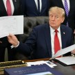 El presidente estadounidense, Donald Trump, anunció este viernes que prohibía el acceso a la Casa Blanca a las cadenas televisivas CNN y MSNOW, así como al sitio de información Politico, a los que acusó de difundir noticias falsas.