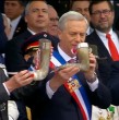 La Parada Militar ya está en curso y, como es tradición, el club de huasos Gil Letelier se hizo presente. Y su presencia no fue menor, pues llegaron con chicha en cacho para que el Presidente Kast diera el primer brindis. Y así lo hizo el mandatario.