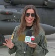 Para observar la Parada Militar desde otra perspectiva, la periodista Florencia Vial junto al camarógrafo Felipe Miño acompañaron a la Fuerza Aérea de Chile a bordo de uno de sus helicópteros Black Hawk.