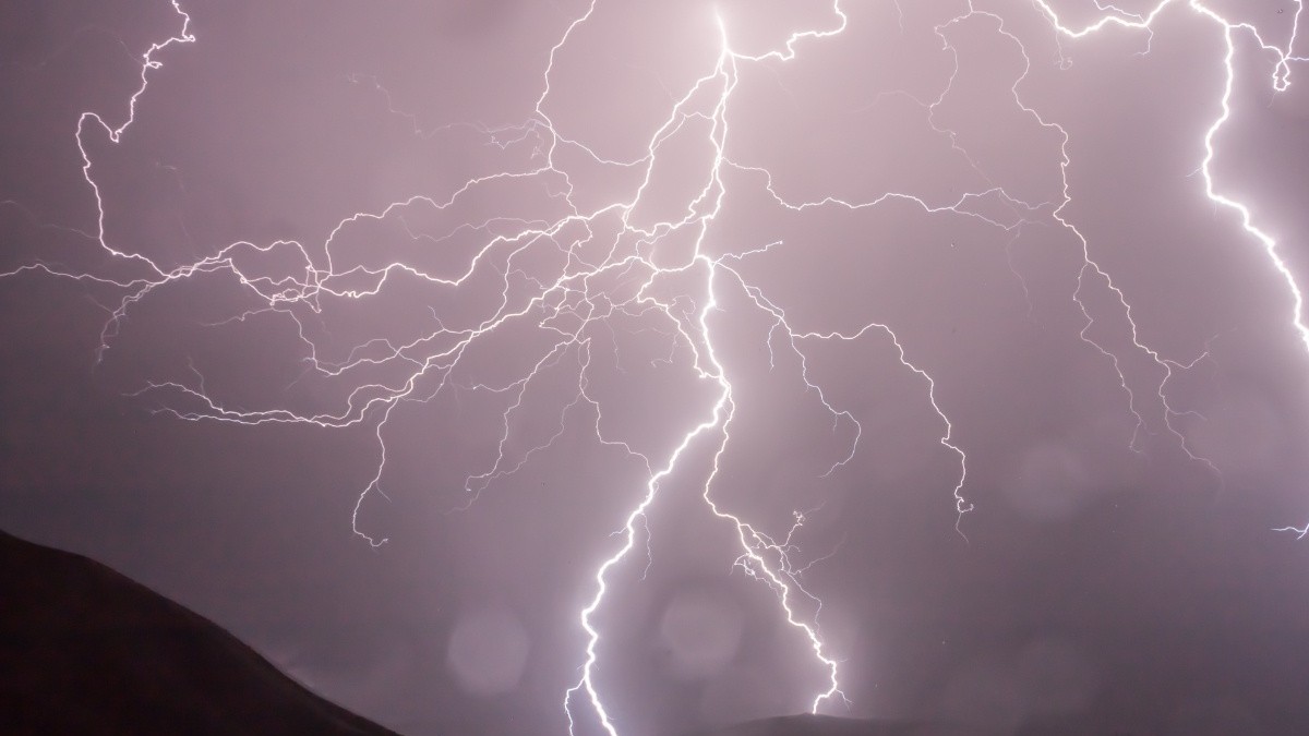 "Probabilidad de fuertes rachas de vientos locales": Meteorología emite aviso de tormentas eléctricas en tres regiones del país