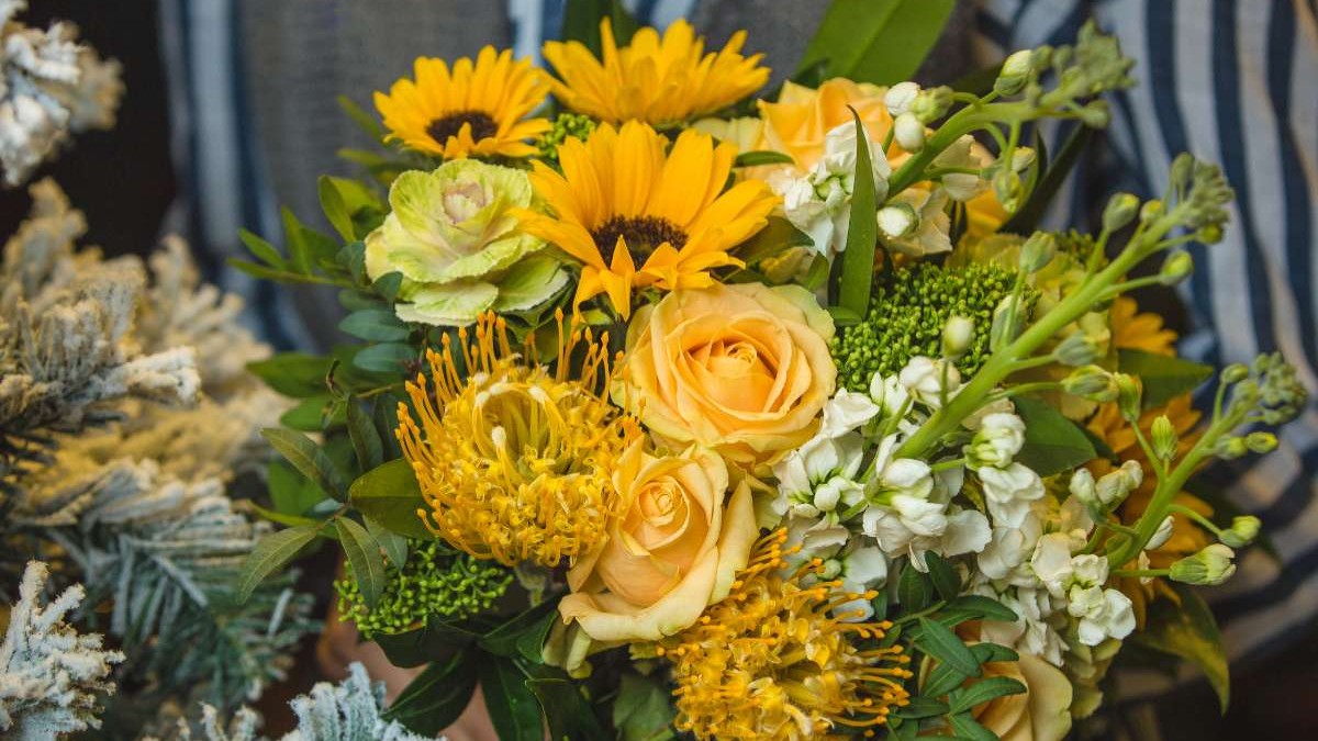 Flores amarillas cada 21 de septiembre: ¿Cuál es el origen de esta popular tradición?