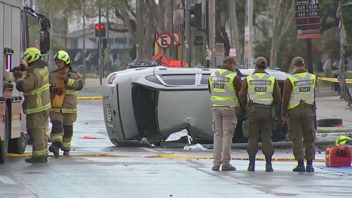 Joven muere tras volcamiento de auto en Maipú: Fallecido quedó atrapado en el asiento trasero del vehículo